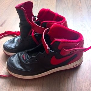 Air Force 1 Mid '07' Black Gym Red (Sample with red af1 logo).